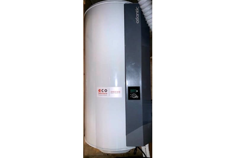 Chauffe-eau thermodynamique pour l'eau chaude sanitaire installé par Eco Solutions Nantes, expert en solutions de chauffage