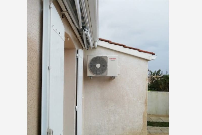 Réalisation à Nantes de l'installation d'une pompe à chaleur air/air Toshiba