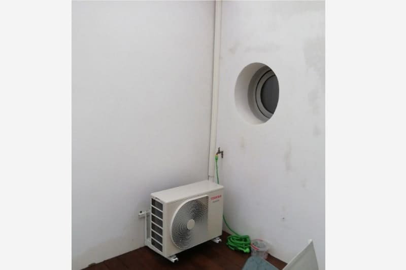 Unité extérieure d'une pompe à chaleur installée par Eco Solutions à Nantes